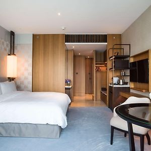 Deluxe King Room City View